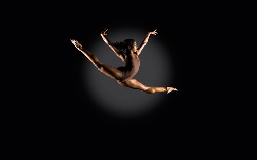Негритянская балерина в прыжке