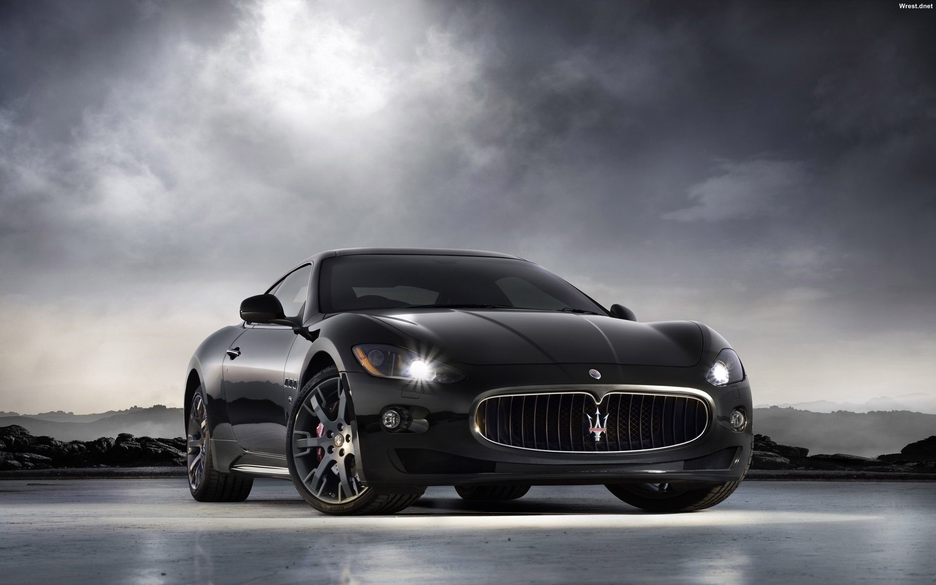 Черный Maserati на фоне неба