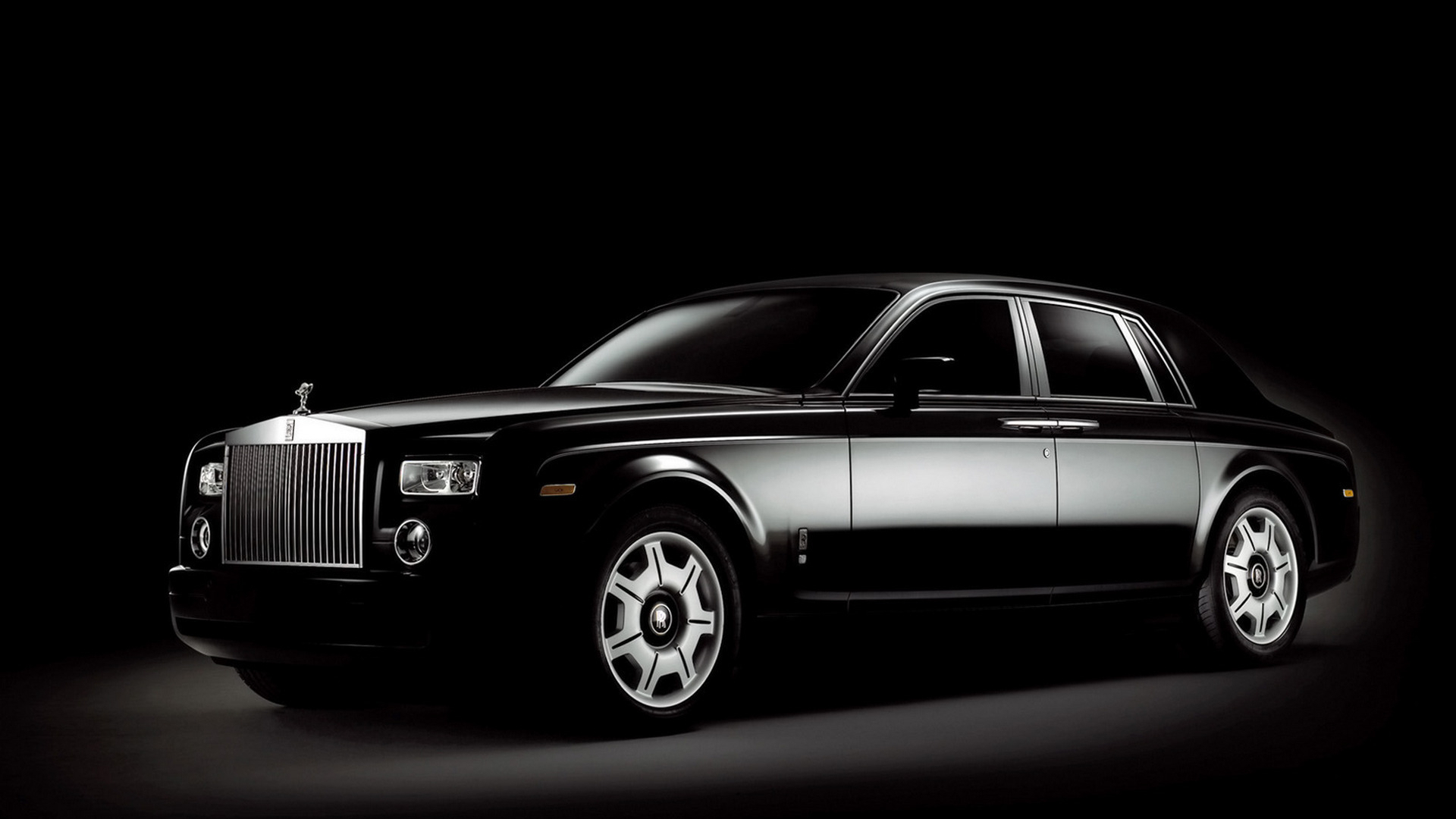 Черный Rolls-Royce на черном фоне
