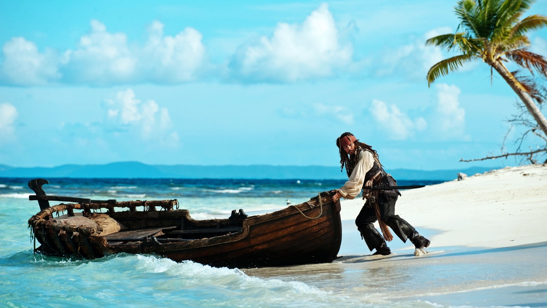 Джек Воробей выталкивает лодку в море из фильма «Пираты карибского моря»