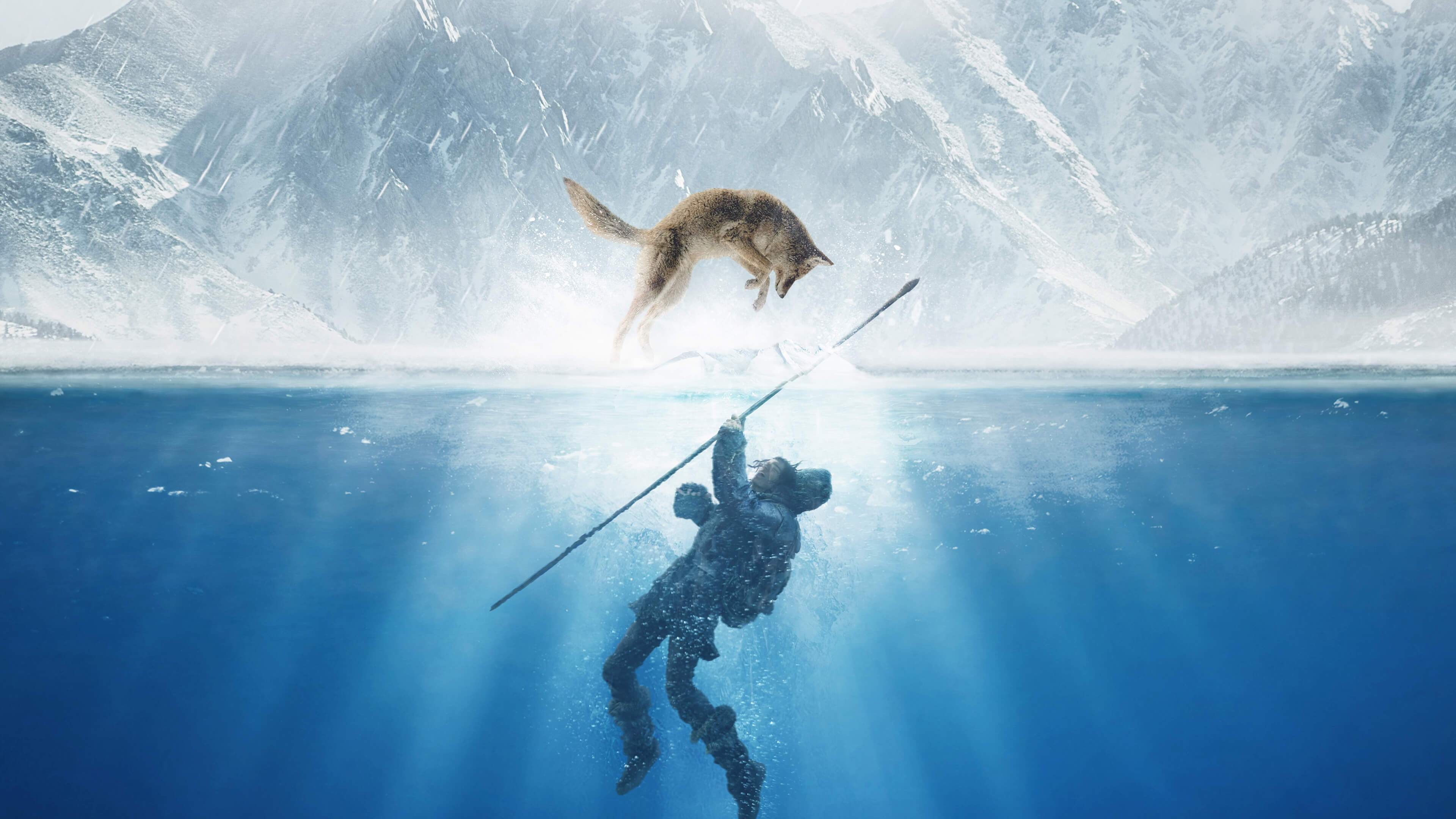 Коди Смит-Макфи / Kodi Smit-McPhee в роли Кеда под водой и волк Альфа над ним в прыжке пытается его спасти, кадр из фильма Альфа / Alpha