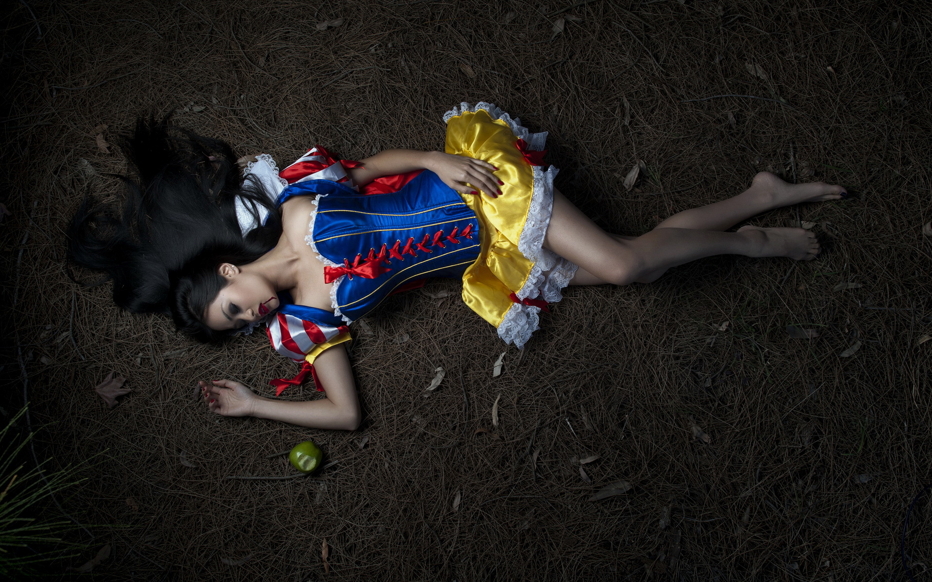 Отравленная Белоснежка / Snow White лежит на земле