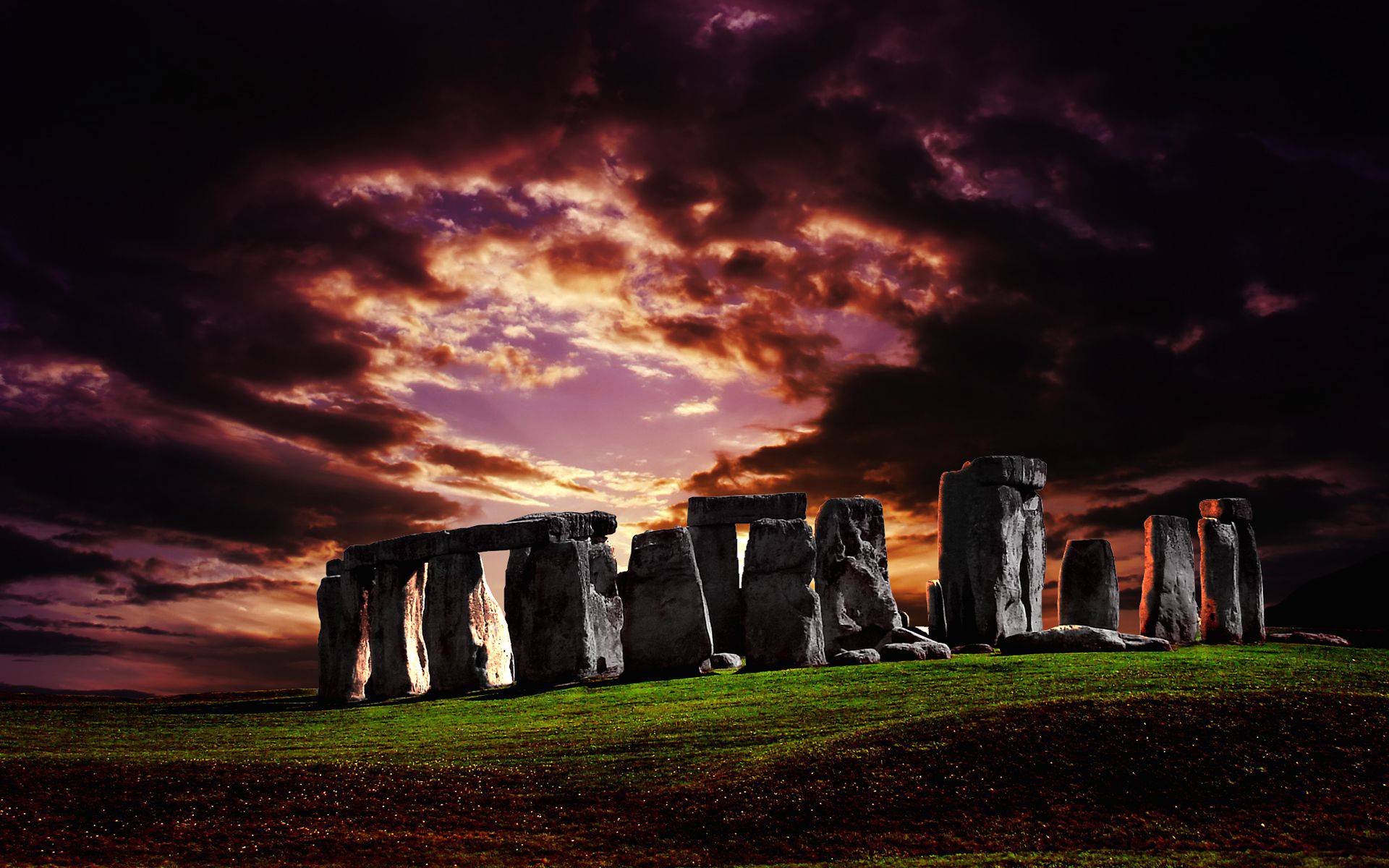 Стоунхендж / Stonehenge на фоне пасмурного неба, Великобритания / United Kingdom