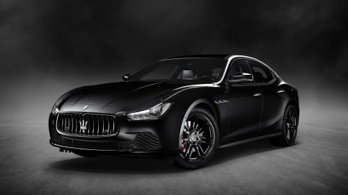Черный Maserati Quattroporte на сером фоне спереди