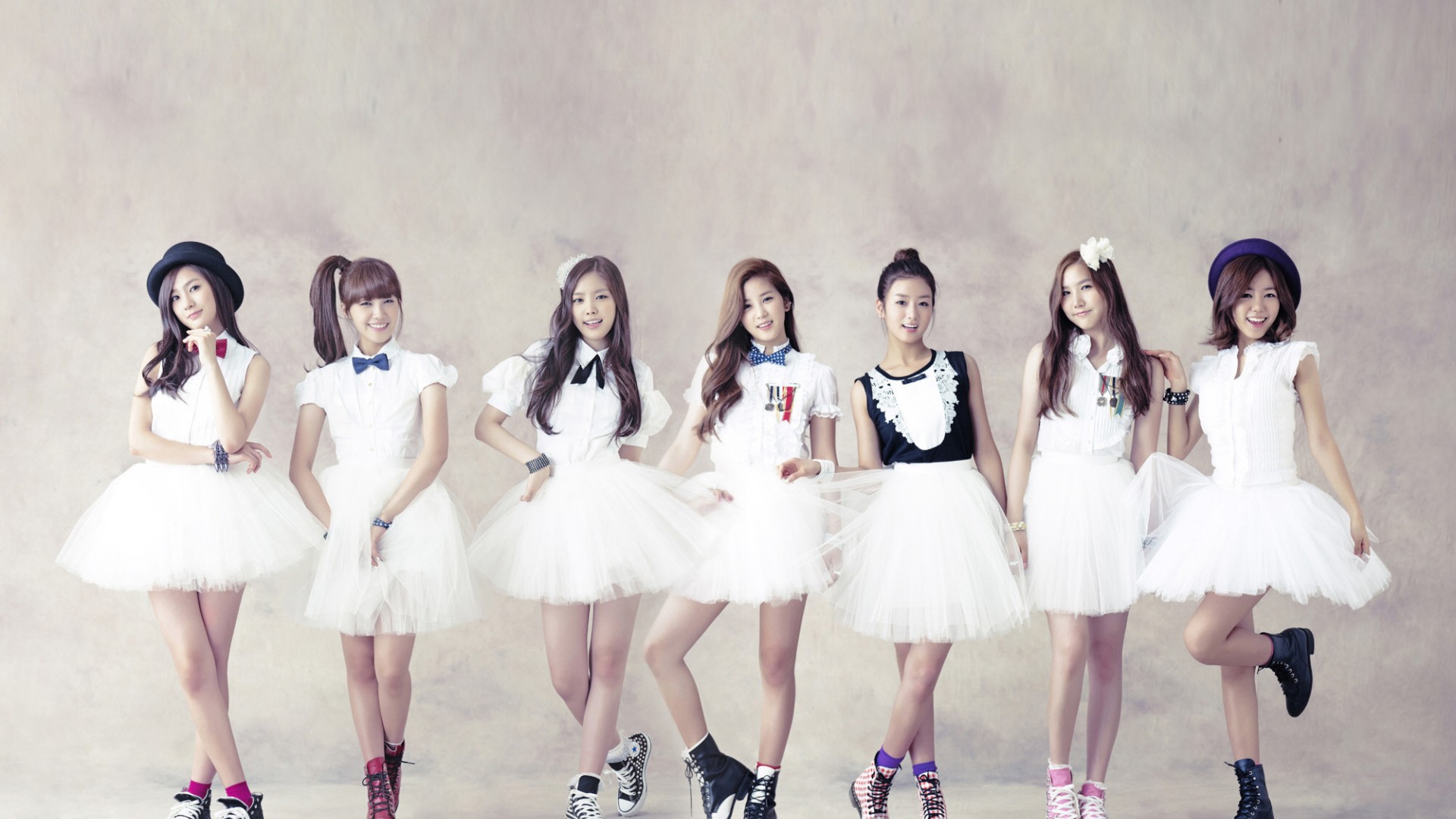 Южнокорейская группа A-Pink, K-pop, веселые девушки в белых платьях и кедах