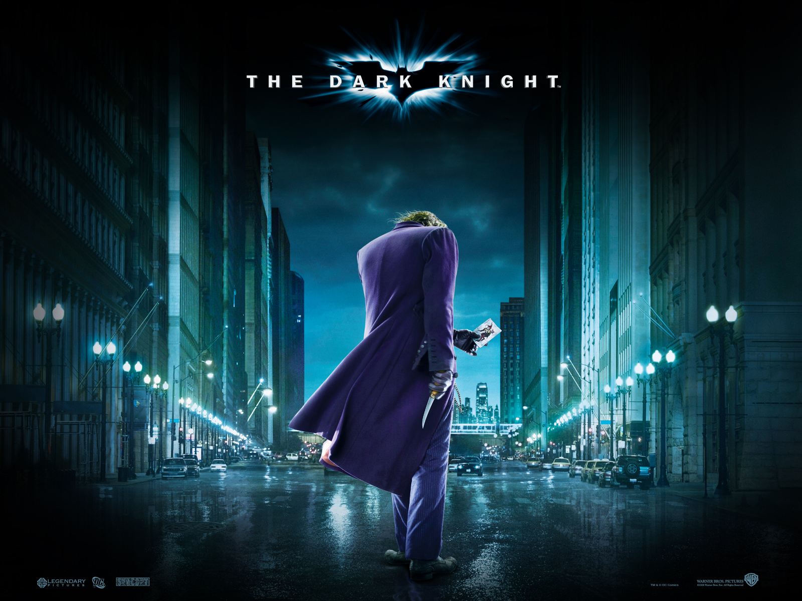 Джокер из фильма Темный Рыцарь / The Dark Knight стоит на пустой дороге ночного города Готэм-сити / Gotham City
