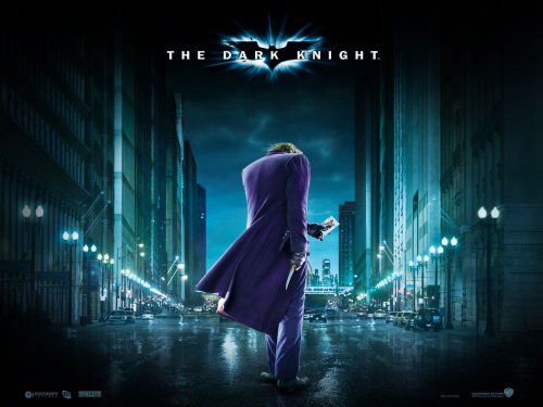 Джокер из фильма Темный Рыцарь / The Dark Knight стоит на пустой дороге ночного города Готэм-сити / Gotham City