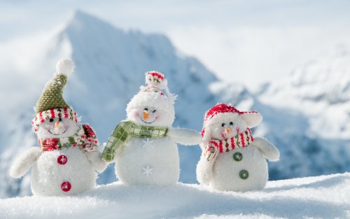 Три снеговика в снегу