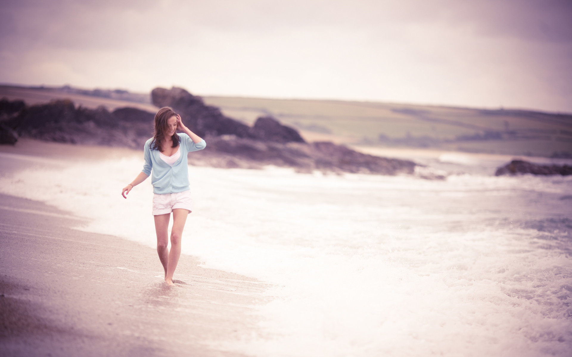 Девушка гуляет по пляжу