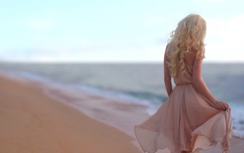 Девушка в платье на берегу моря