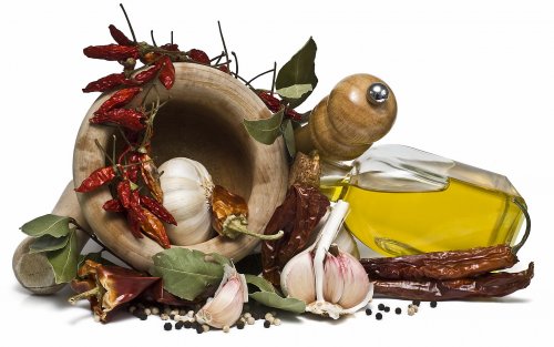 Разнообразные специи, оливковое масло и ступа для специй