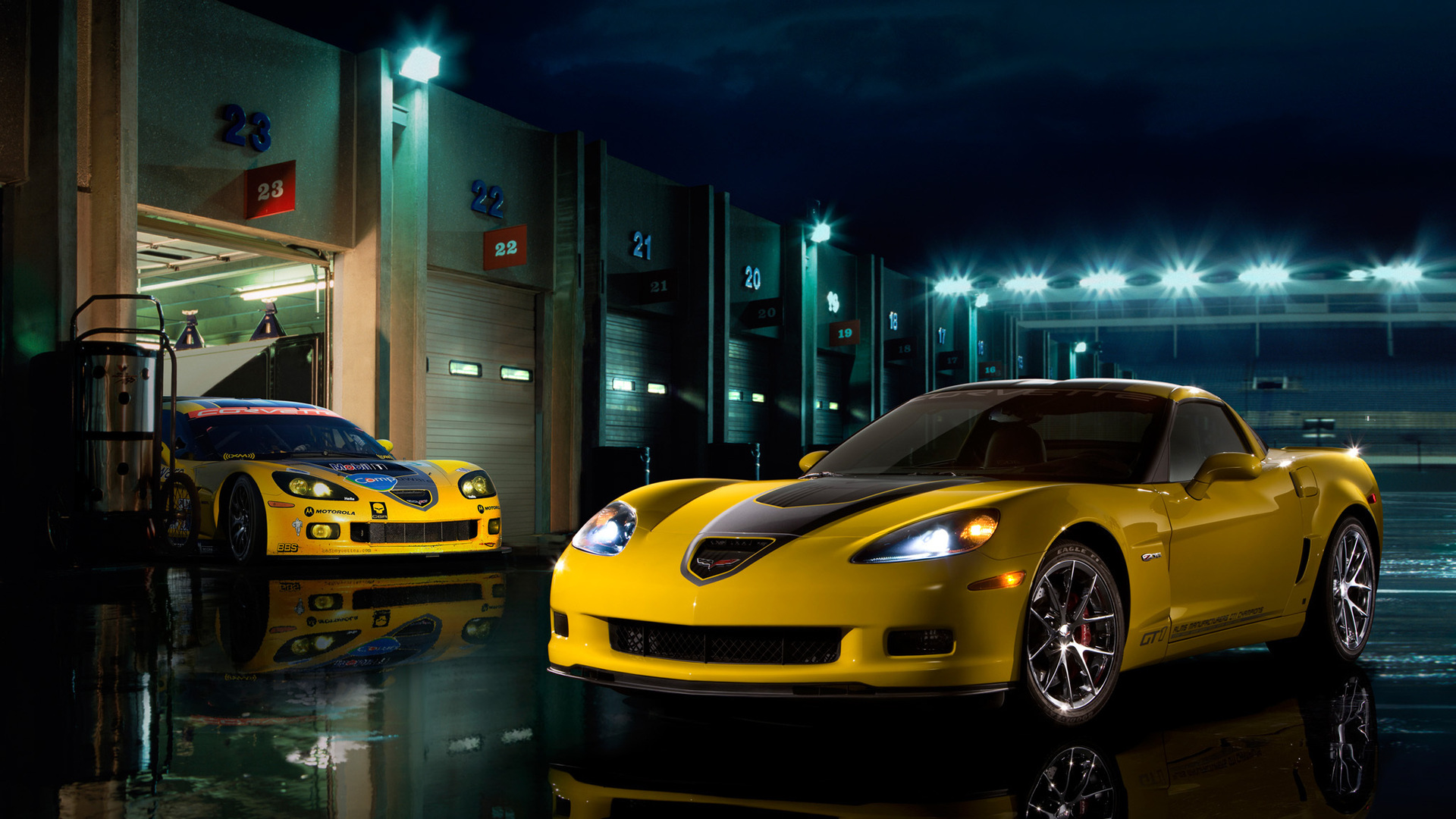 Желтый Chevrolet-Corvette-Z06 / Шевроле Корвет-З06 стоит у боксов