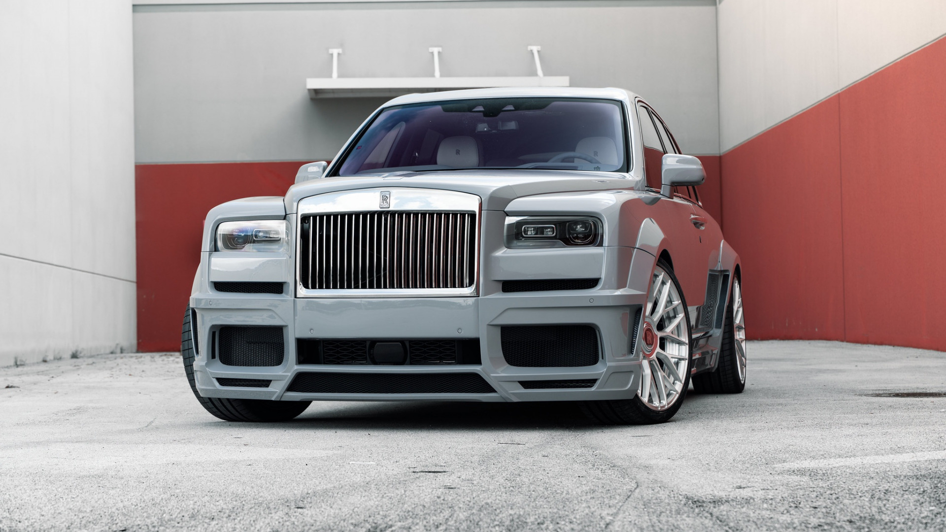 Rolls-Royce стоит в гаражном помещении