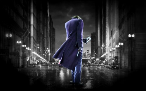 Джокер / joker с картой посреди ночного города в дождь, фильм 'Бэтмен / Batman'