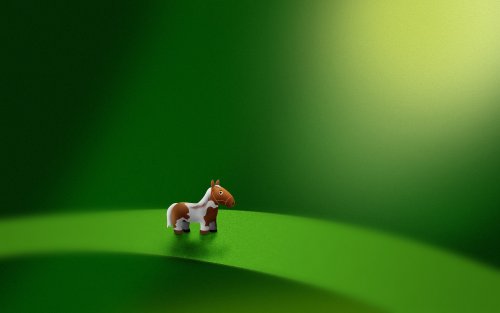 Маленькая пятнистая лошадка стоит на зеленом листике
