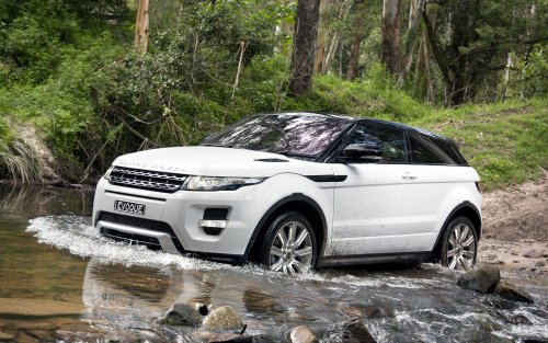 Range Rover Evoque белого цвета проезжает по мелководной реке