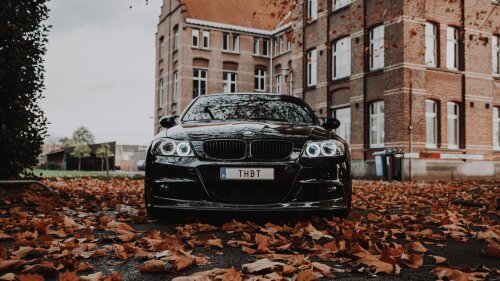 BMW E60 стоит у дома на желтых листьях