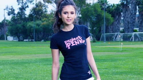 Актриса Nina Dobrev / Нина Дброев в черной майке на футбольном поле (project pink)