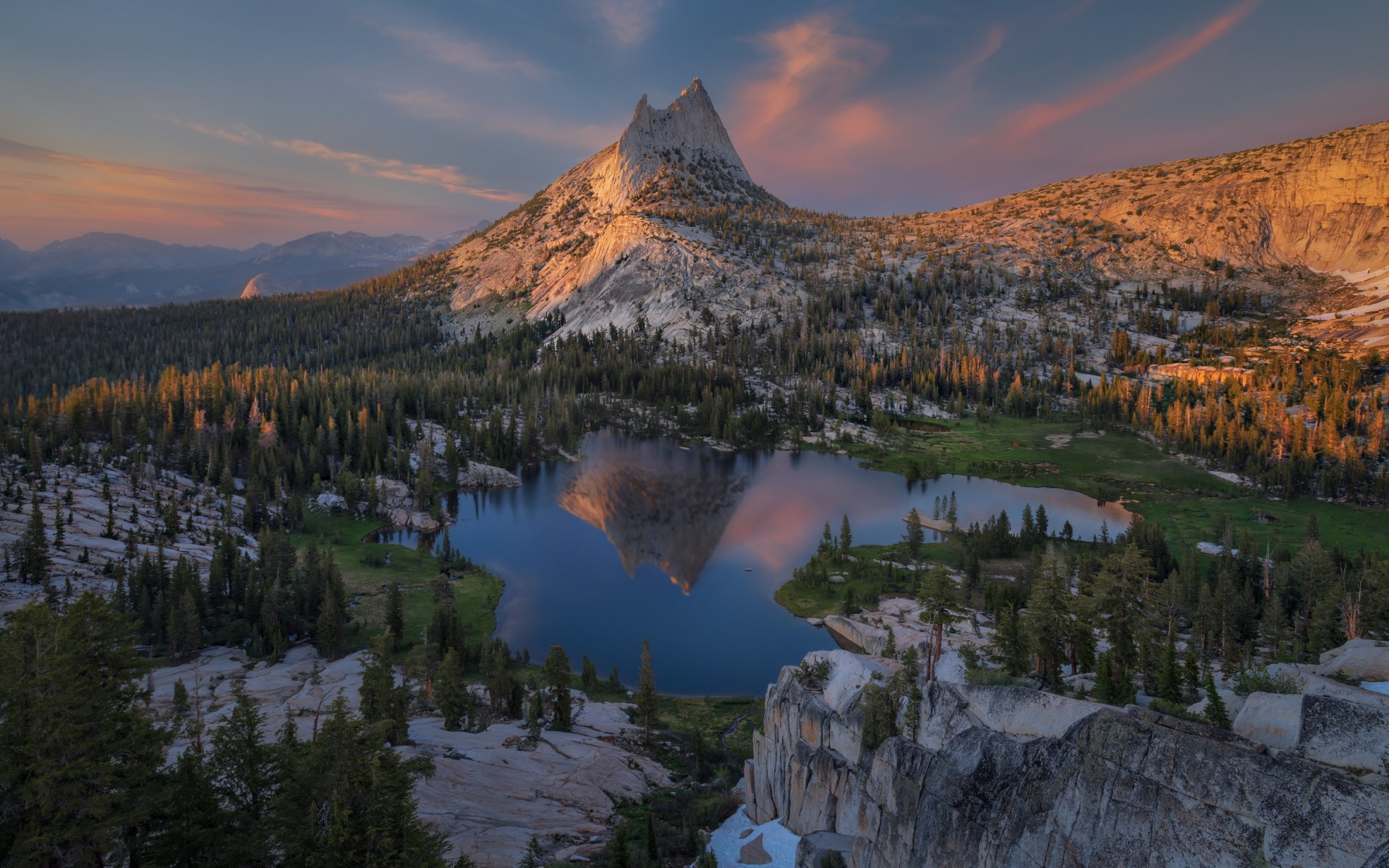 Гора и небольшое озеро в Йосемитском национальном парке / Yosemite National Park, штат Калифорния, США / USA