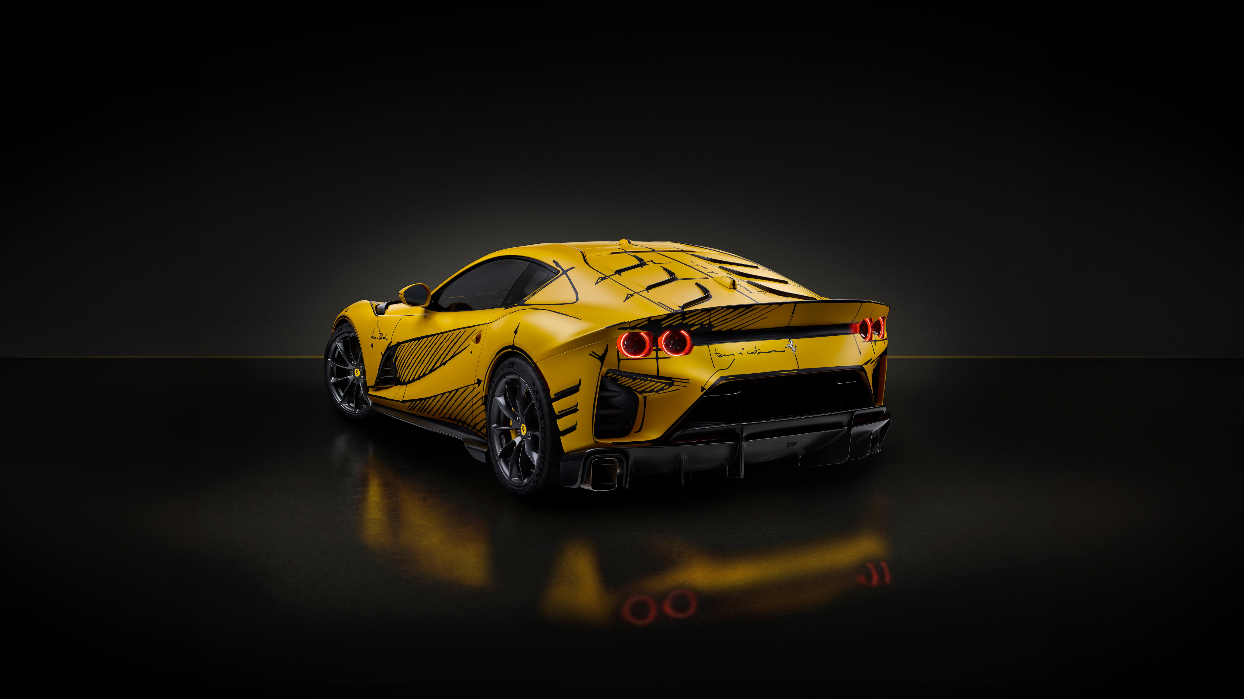 Желтый Ferrari 812 Competizione Tailor Made сзади на темном фоне