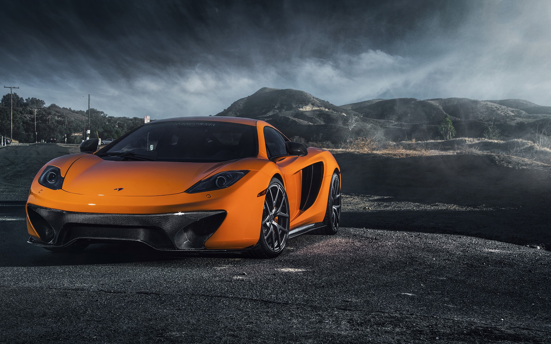 McLaren 650S на дороге, позади него горы