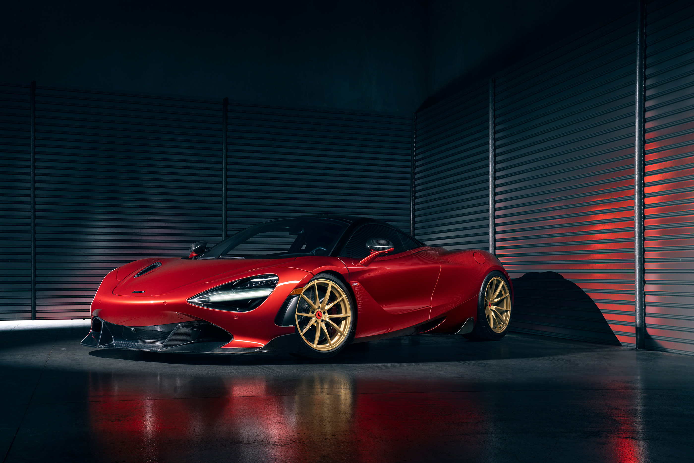 McLaren 720S — спортивный автомобиль красного цвета