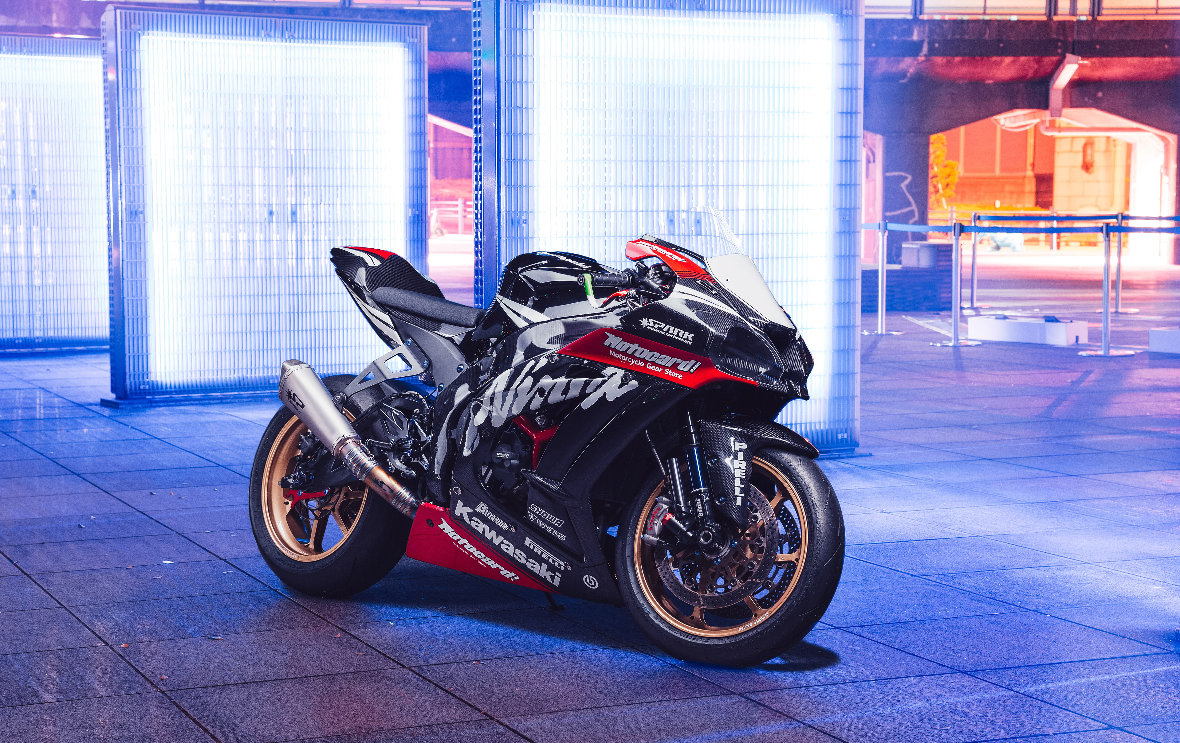 Мотоцикл Kawasaki Ninja ZX 10R в неоновом синем свете