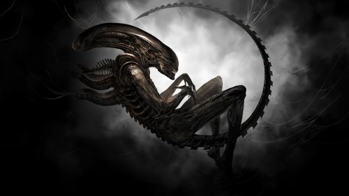 Чужой / Alien из фильма Чужой / Alien висит, свернувшись, с длинным хвостом, образующим полукруг, на фоне дыма