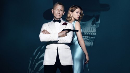 James Bond в белом костюме с пистолетом, рядом стоит Lea Seydoux в голубом платье на синем фоне с проекцией черепа из фильма 007: Спектр