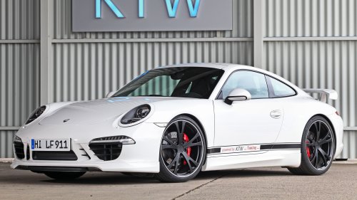 Белый Porsche 911 Carrera S Coupe от тюнинг ателье KTW Tuning стоит около ребристой стены
