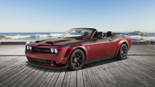 Бордовый Dodge Challenger SRT Hellcat Widebody Convertible стоит на деревянной пристани