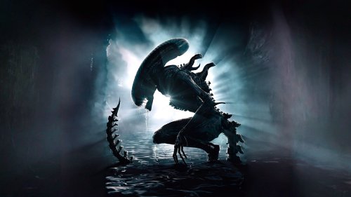 Чужой / Alien из фильма Чужой / Alien в темном помещении, присел на мокрой поверхности, на фоне ярких лучей света, пробивающихся сквозь темноту