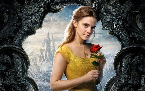 Белль / Belle из фильма Красавица и чудовище / Beauty and the Beast в желтом платье держит красную розу, на фоне заснеженного замка