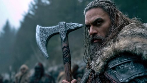 Jason Momoa / Джейсон Момоа в образе викинга из сериала Видеть / See, на фоне размытого леса и других воинов