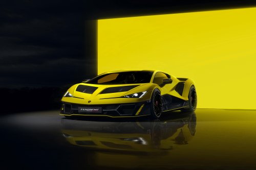 Желто-черный спорткар Lamborghini Fenomeno (FENOMENO) на блестящей поверхности, на фоне ярко-желтой стены и темного пространства