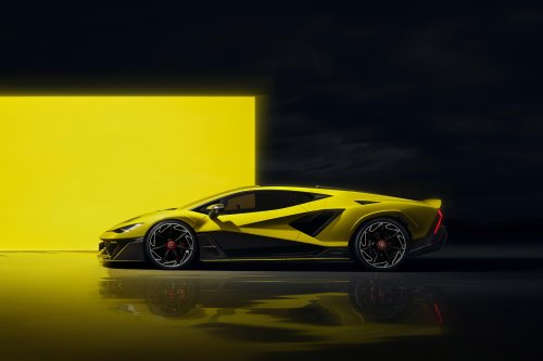 Желто-черный спорткар Lamborghini Fenomeno стоит на глянцевой поверхности, на фоне ярко-желтой стены