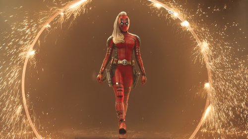 Женская версия Дедпула / Deadpool в красном костюме с двумя пистолетами на бедрах идет вперед, на фоне светящегося круга, испускающего искры