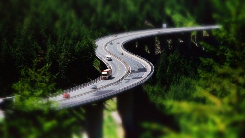 Машины на изогнутой дороге с эффектом тилт шифт / tilt shift