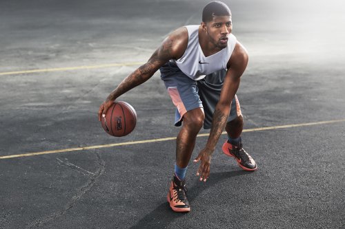 Пол Джордж / Paul George из NBA / НБА и Индиана Пэйсерс / Indiana Pacers дриблирует мячом, в майке с логотипом (Найк / Nike) и шортах