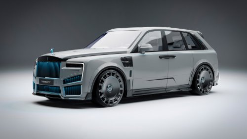Роллс Ройс / Rolls Royce в светлом цвете с яркими синими акцентами на решетке радиатора и бампере