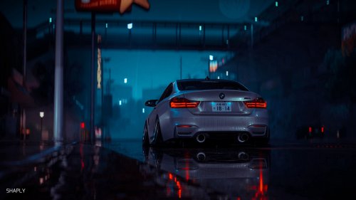Серебристый автомобиль BMW M4 стоит на мокрой улице ночью с включенными задними фонарями на фоне размытых огней города и зданий