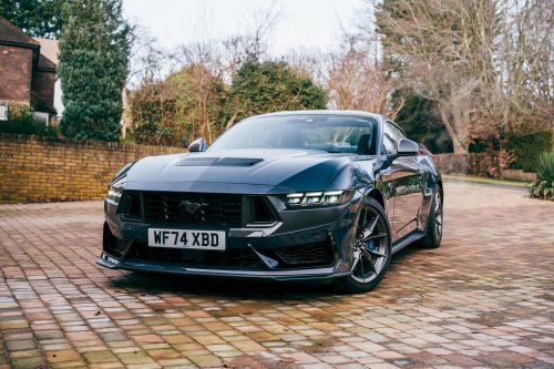 Спортивное купе Ford Mustang Dark Horse Appearance Package на фоне осенних деревьев