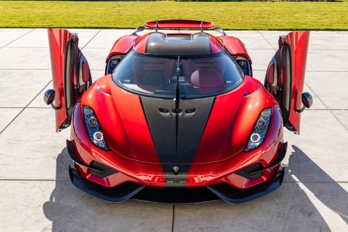 Суперкар Koenigsegg Regera с открытыми дверцами, вид спереди
