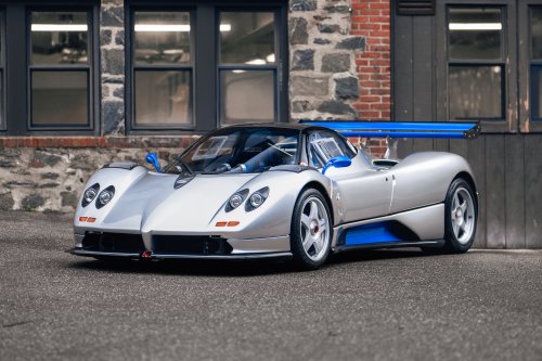 Суперкар Pagani Zonda C12 S Monza на фоне здания