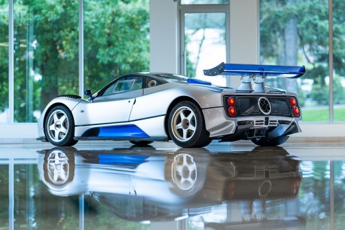 Суперкар Pagani Zonda C12 S Monza на площадке в закрытом помещении сзади