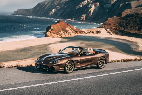 Суперкар Touring Superleggera Veloce12 Barchetta на шоссе на фоне гор и моря