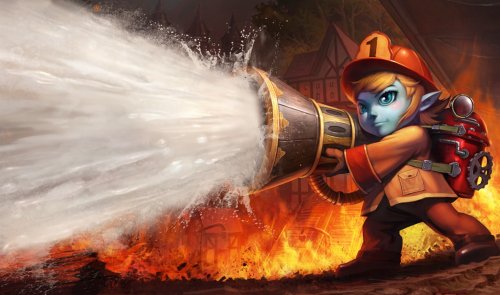 Тристана / Tristana из игры Лига Легенд / League of Legends тушит пожар