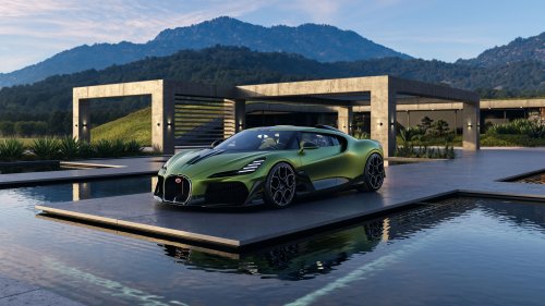 Зеленый автомобиль Bugatti Brouillard на площадке у воды перед современным зданием на фоне гор и деревьев под ясным небом