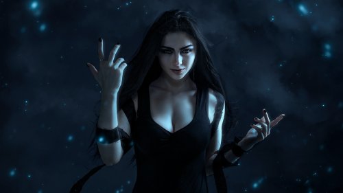 Девушка в черном костюме, изображающая Shelob из фильма Middle-earth: Shadow of War, позирует на темном фоне с синими светящимися частицами