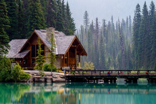 Эмералд Лейк Лодж / Emerald Lake Lodge, Канада / Canada, деревянный дом с каменным дымоходом и деревянный мост через бирюзовое озеро